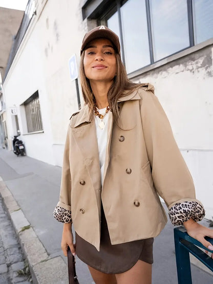 Gabardina Chloe | El Clásico Atemporal con un Secreto de Leopardo