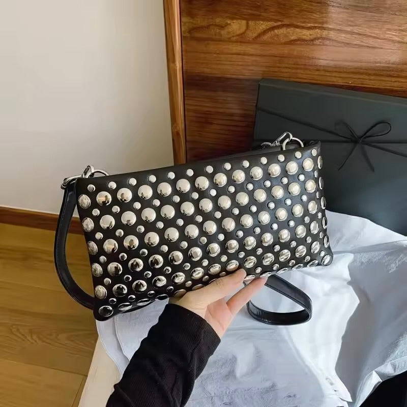 Bolso de Tachuelas Roxie | La Tendencia Estrella de la Temporada