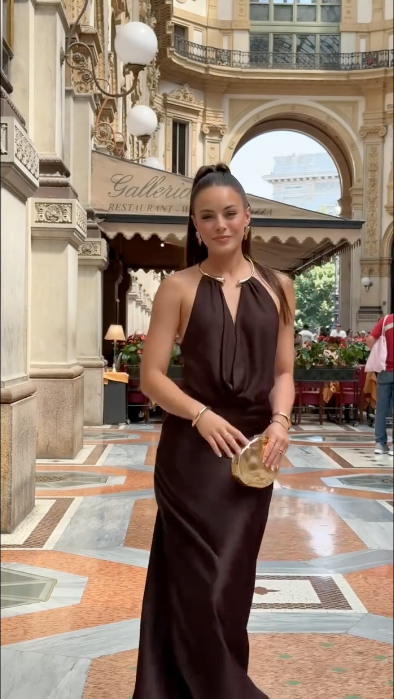 Selene | Vestido Satén con Escote Drapeado y Espalda Descubierta