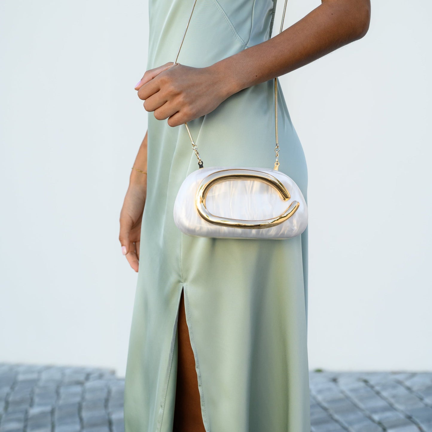 Bolso Dayja | Clutch Nacarado con Detalle Escultórico